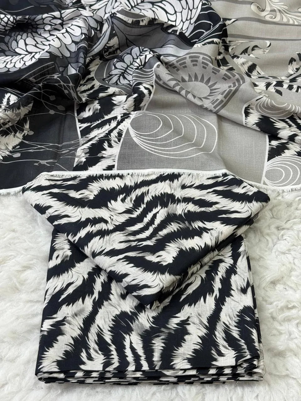 3 Pcs Women's Unstitched Digital Print Suit