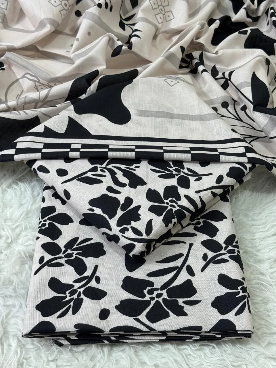 3 Pcs Women's Unstitched Digital Print Suit