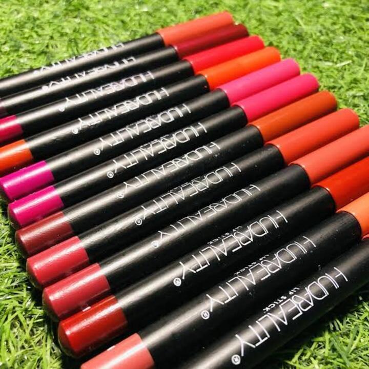 High Pigmented Lip Pencil - Pack Of 12