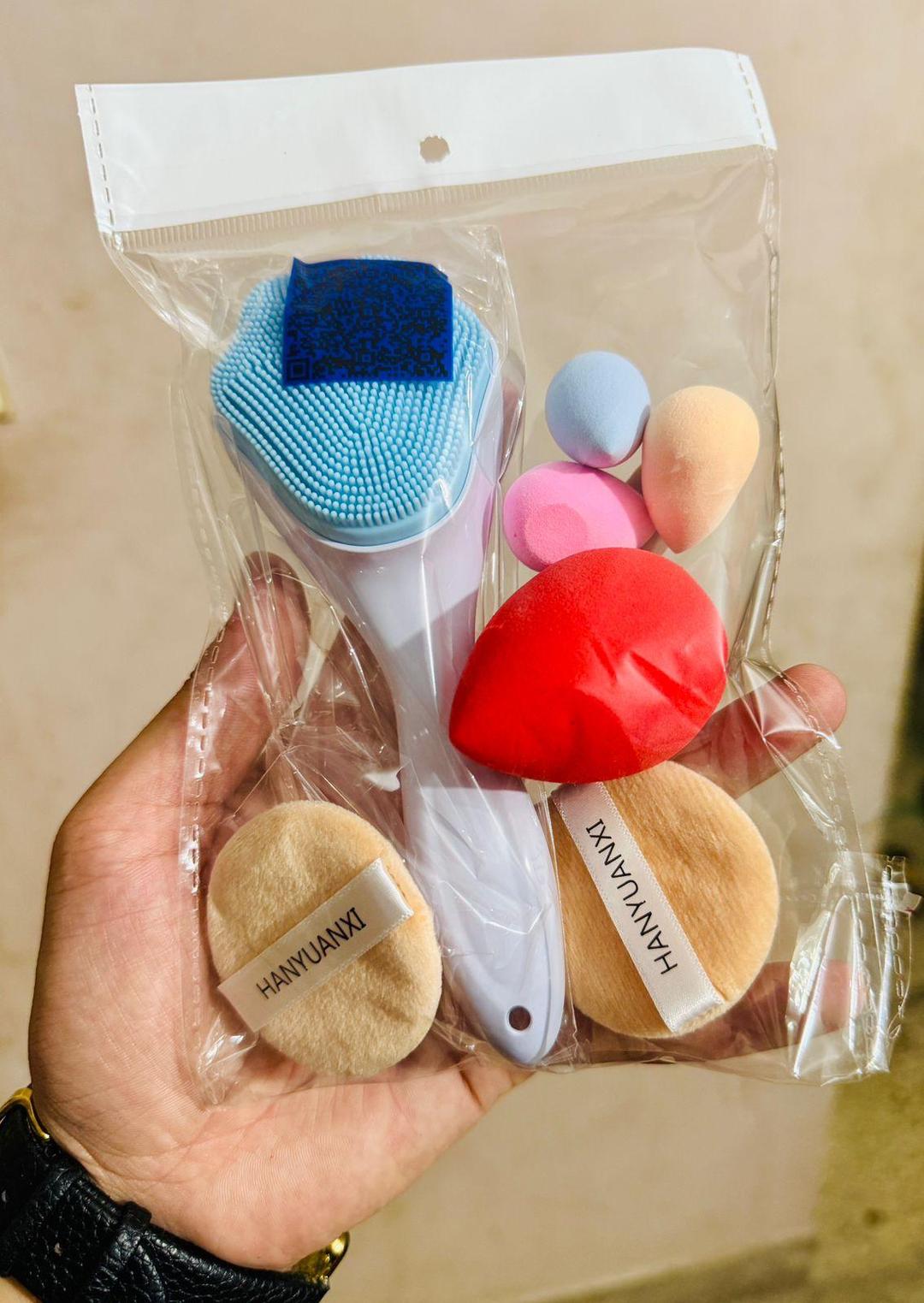 7 in 1 Makeup Accessories Deals - 1 Facial Scrub & 6 Beauty Blenders