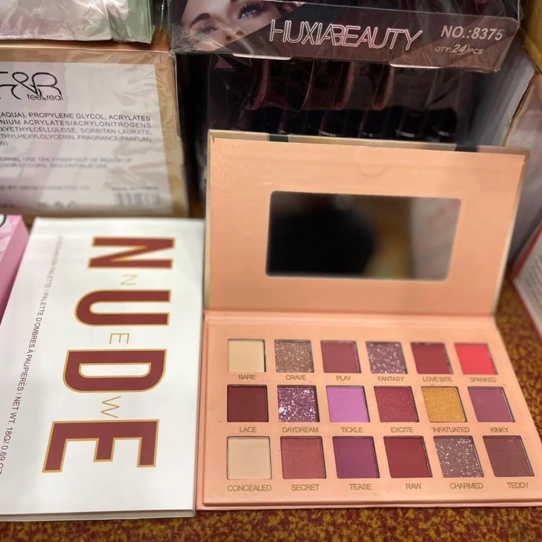 18 Color Matte And Glitter Eyeshadow Palette