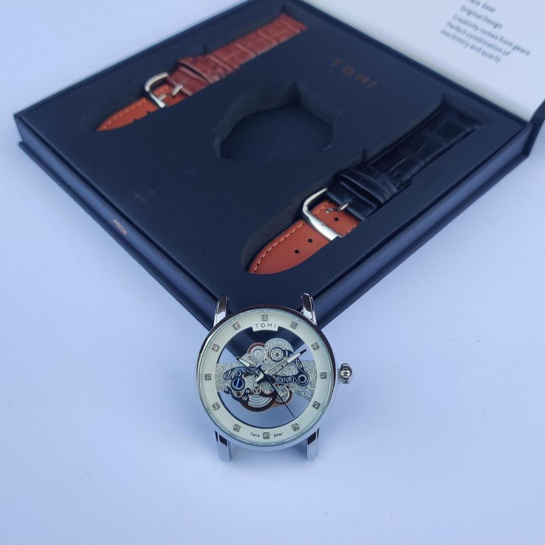 Stylish Men's Quartz Watch Set - 3 Pcs Including Analog Watch & 2 Straps