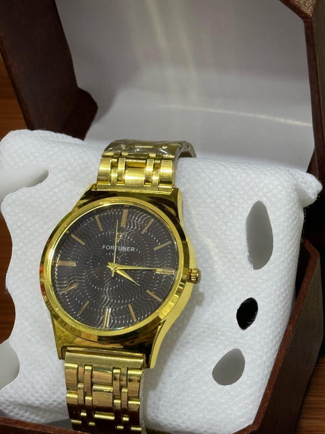 Men's Quartz Movement Round Analogue Watch with Textured Strap - 1 Pc