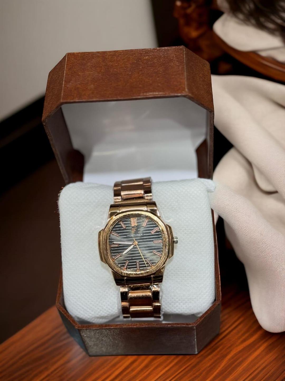 Men's Quartz Movement Round Analogue Watch with Textured Strap - 1 Pc