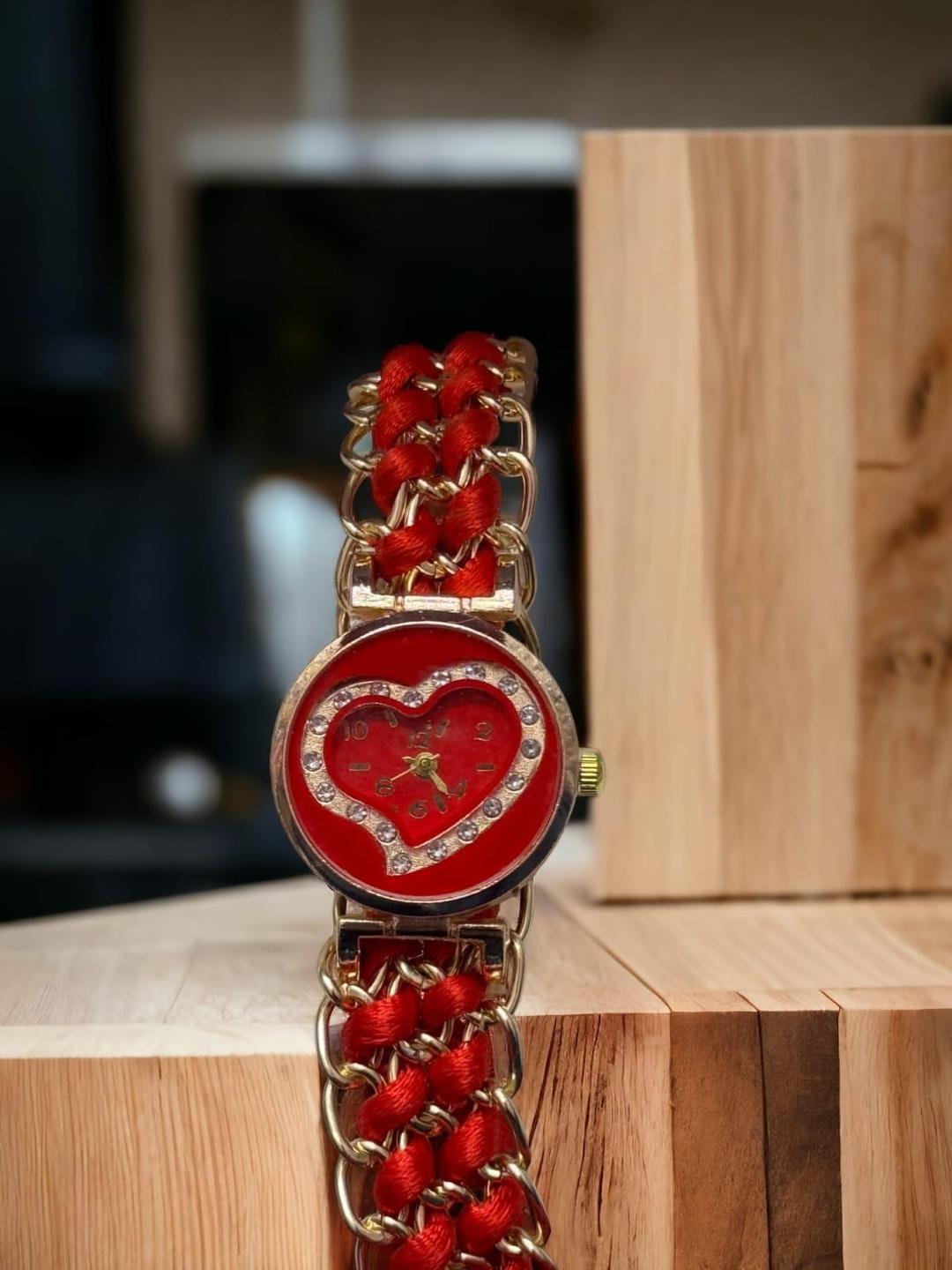 Women's Quartz Round Dial Red Dori Chain Strap Bracelet Watch - 1 Pc