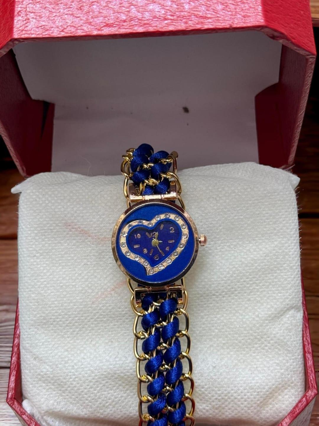 Women's Quartz Round Dial Red Dori Chain Strap Bracelet Watch - 1 Pc