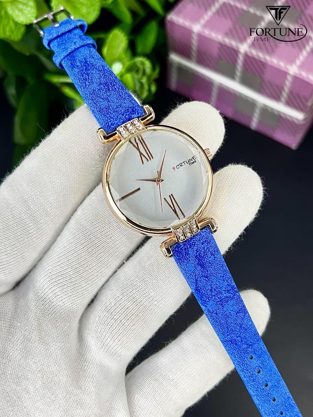 Women's Quartz Water Resistant Round Watch - 1 Pc