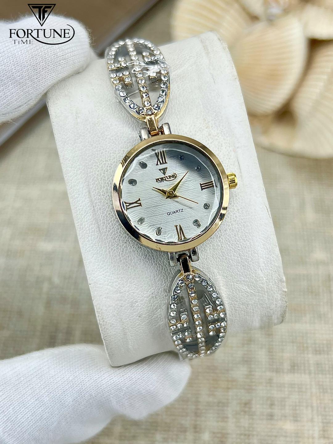 Stylish Women's Quartz Watch with Chain Strap - Water Resistant - 1 Pc
