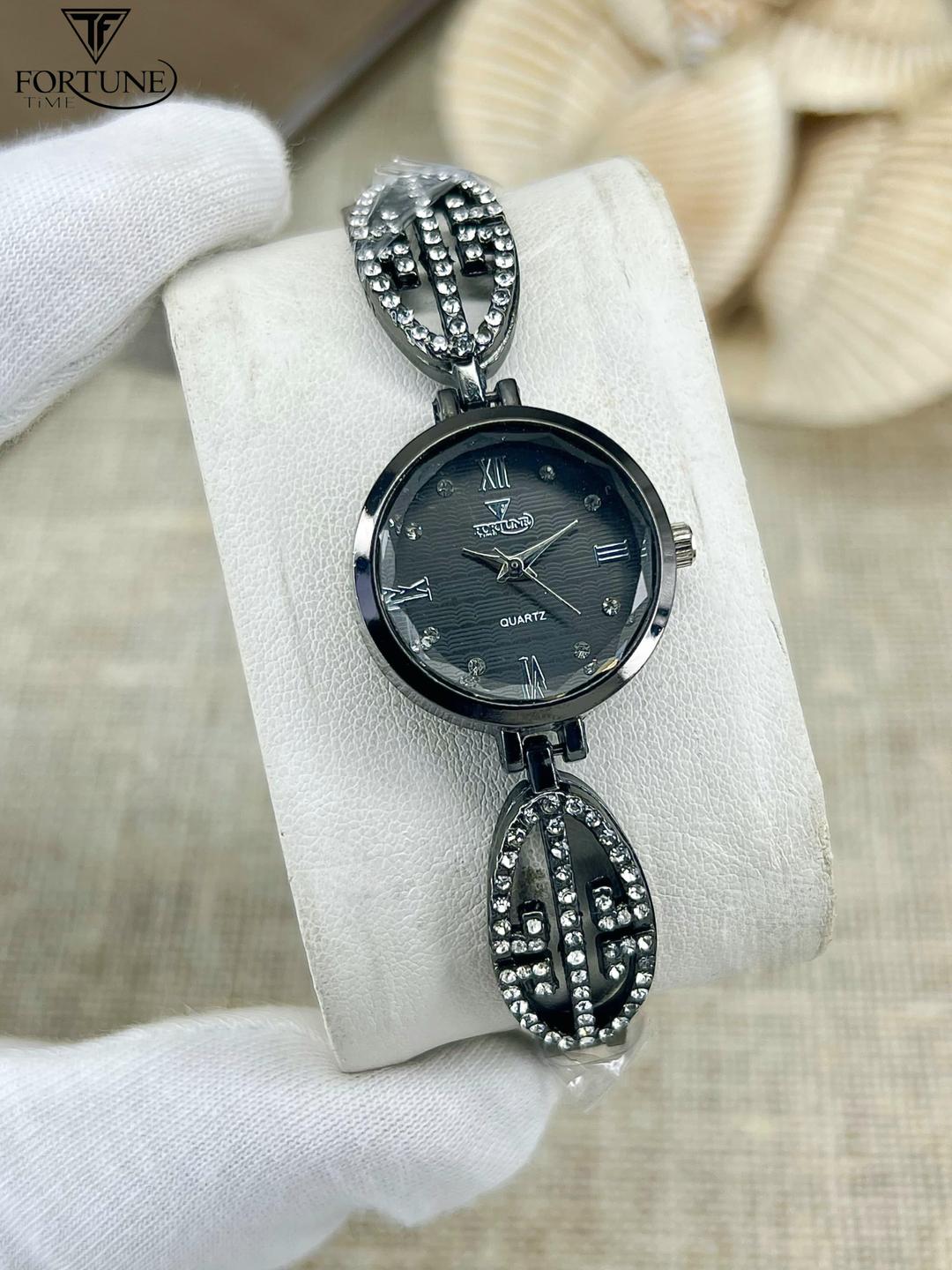 Stylish Women's Quartz Watch - 1 Pc, Water Resistant, Elegant Black Strap