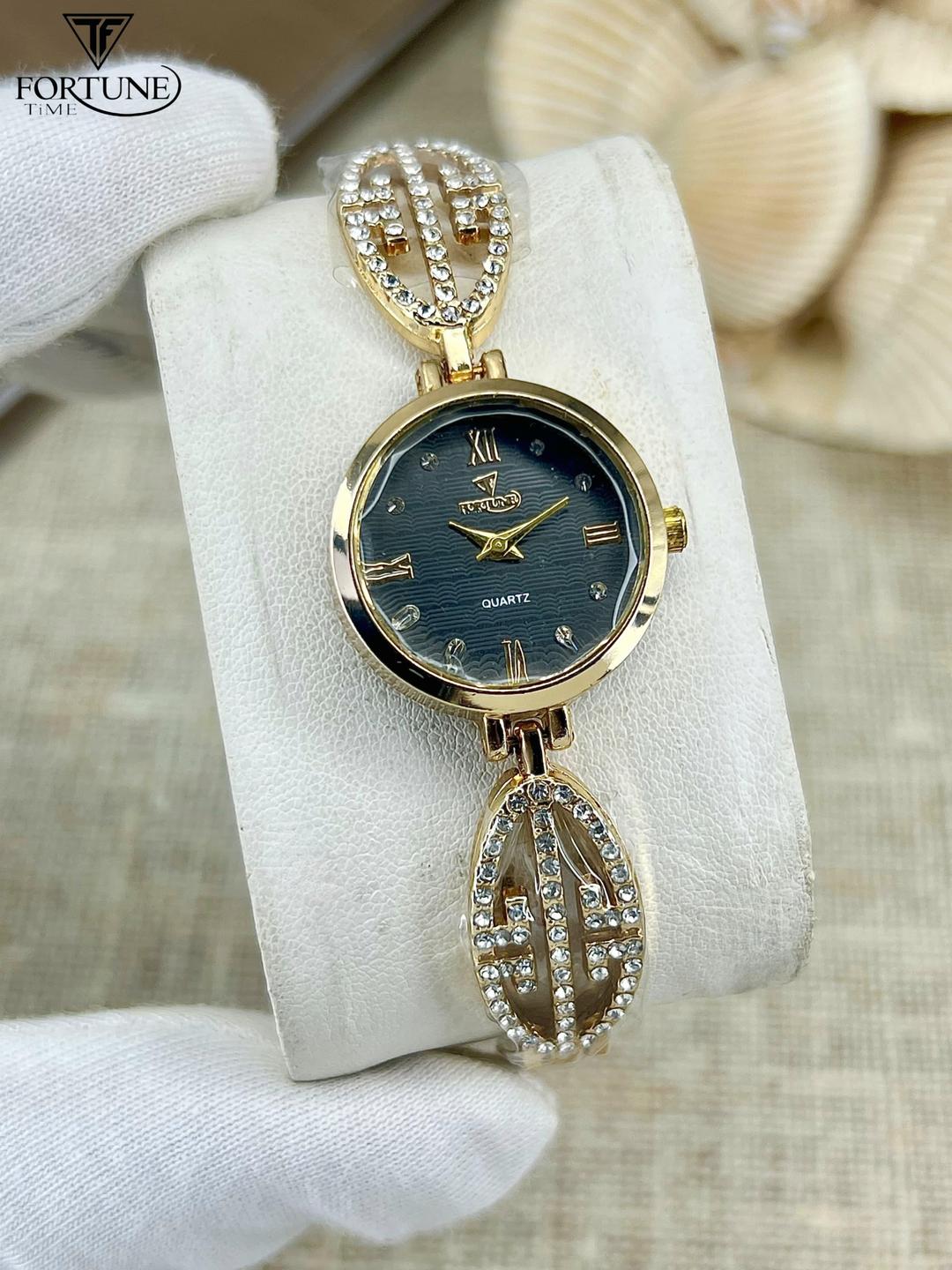 Stylish Women's Quartz Water Resistant Chain Strap Watch - 1 Pc