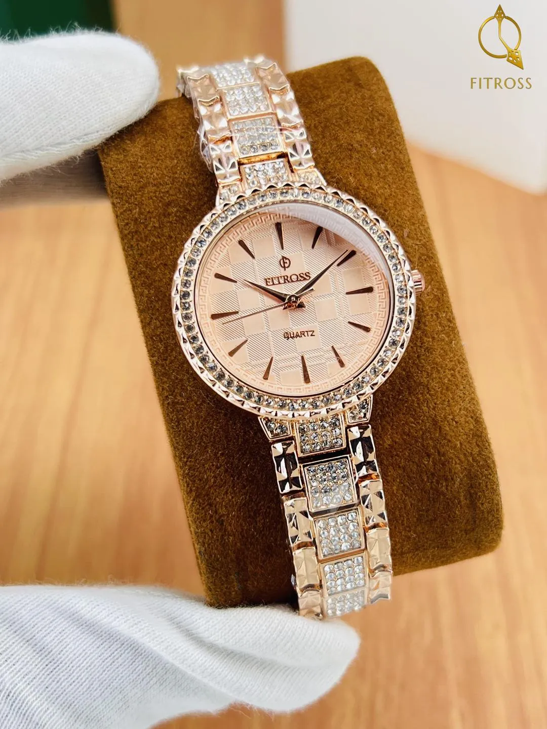 Stylish Women's Chain Strap Watch with Water Resistant Quartz Movement - 1 Pc