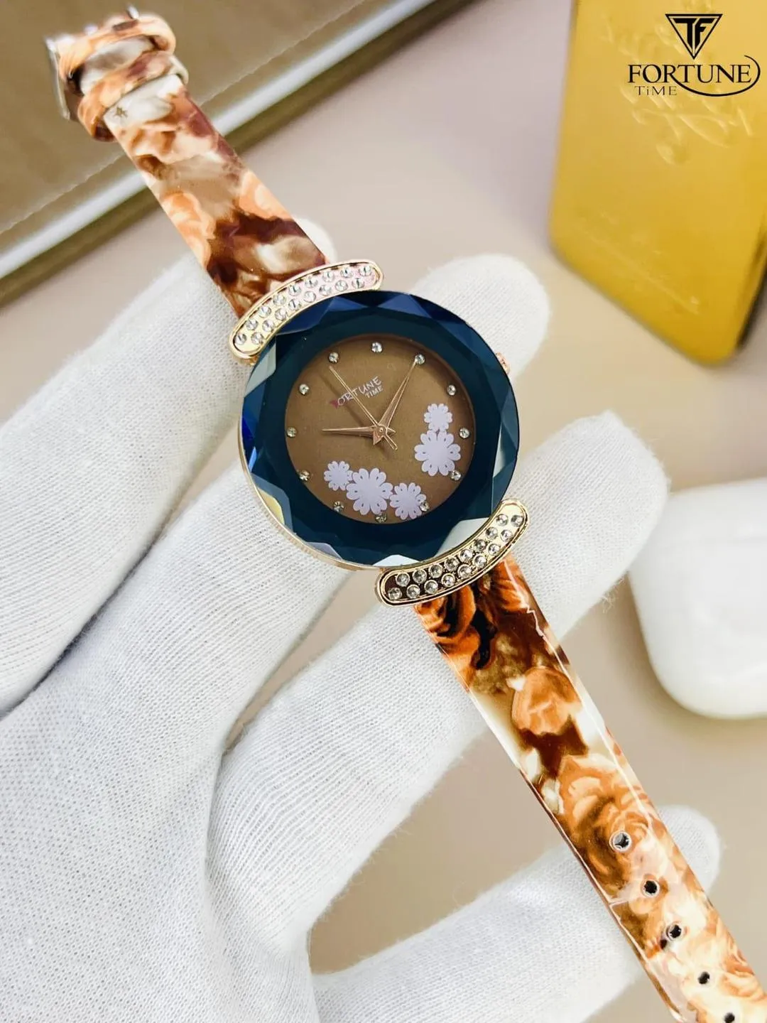 Stylish Women's Quartz Watch - Water Resistant - 1 Pc