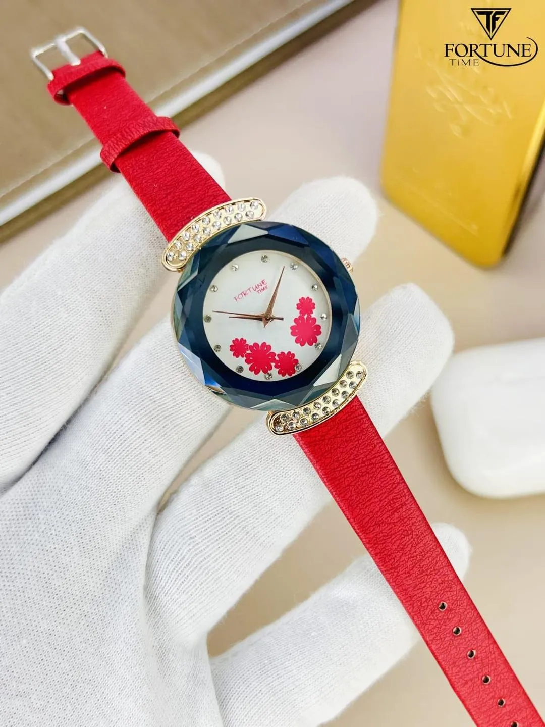 Stylish Women's Quartz Watch - 1 Pc Water Resistant Round Dial with Classic Leather Strap