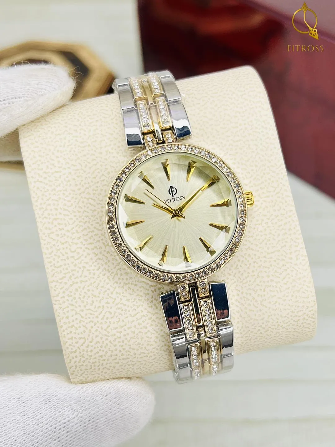 Gorgeous Women's Watch with Slim Classy Dial - 1 Pc Chain Strap Timepiece