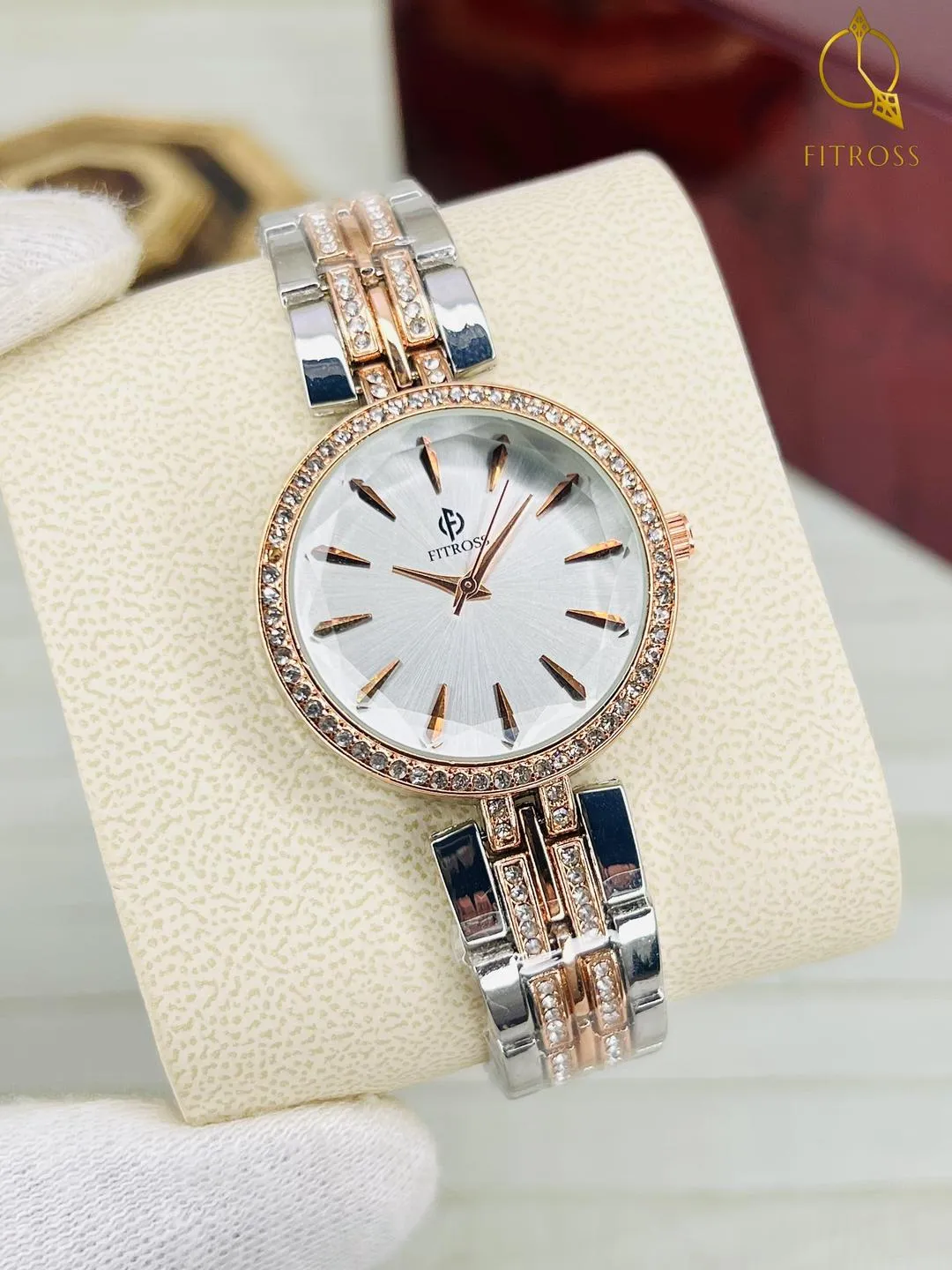 Chic Women's Watch with Elegant Bracelet Strap - 1 Pc
