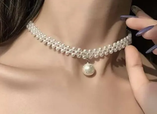 White Pearl Choker Wit Earings