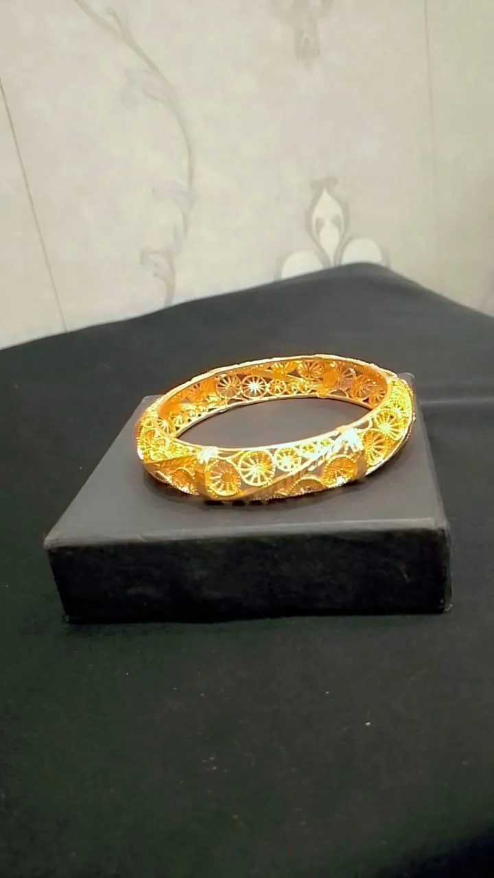 Women’s Elegant Gold-Plated Kara Bangle – Set of 1