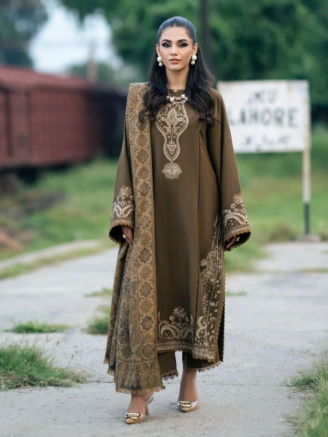 IZEL MOST TRENDING 3 Pcs Unstitched Embroidered Suit