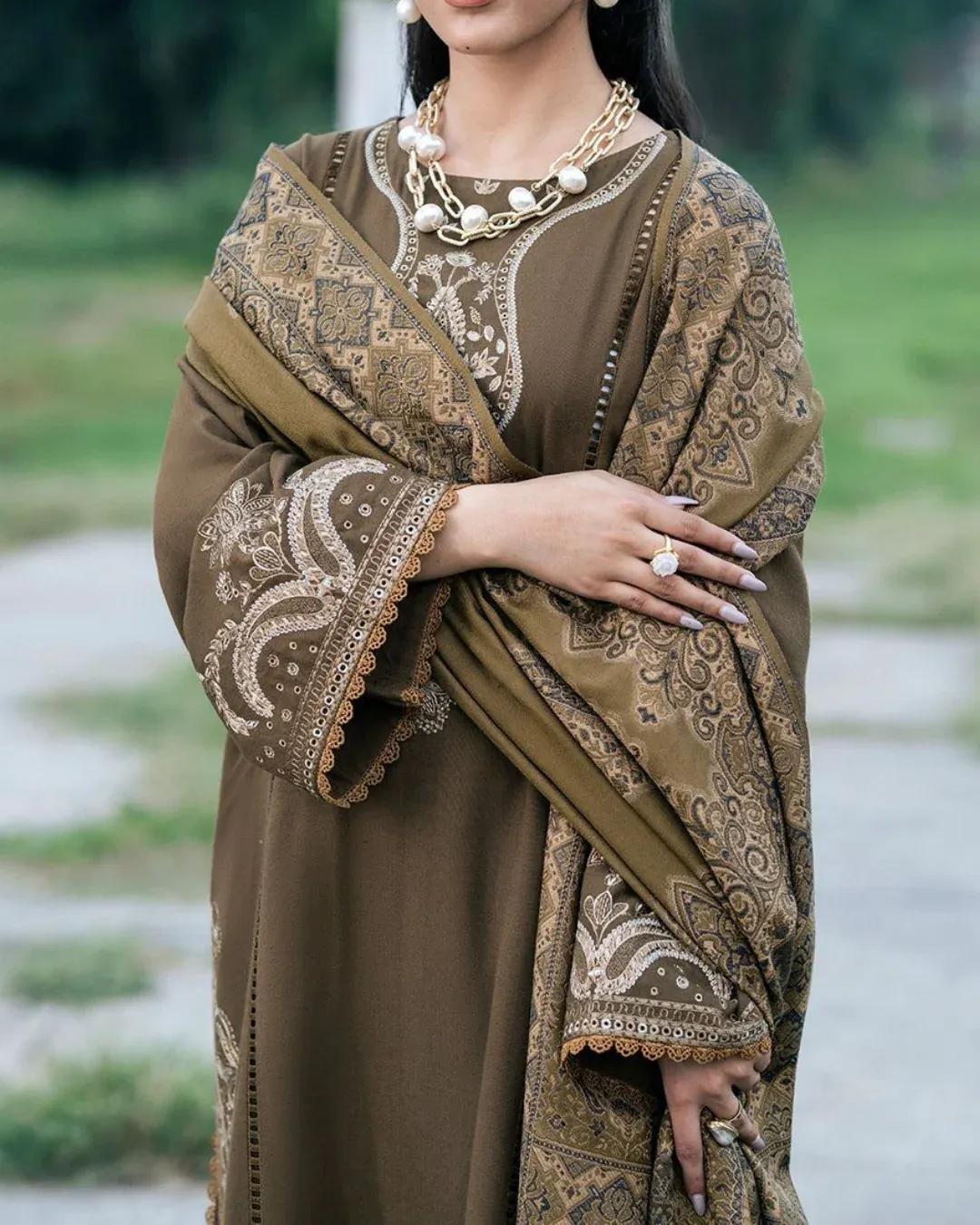 IZEL MOST TRENDING 3 Pcs Unstitched Embroidered Suit