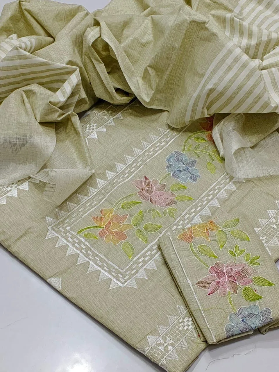 3 Pcs Women's Unstitched Printed Suit