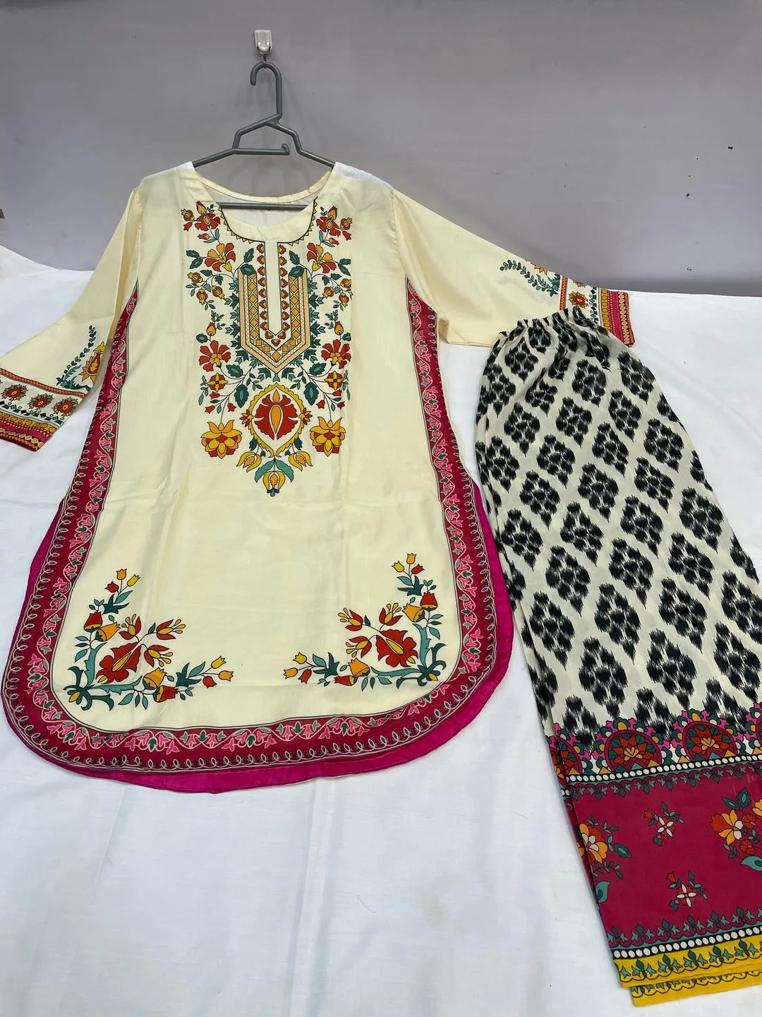 Multicolor Printed Arabic Lawn 2Pcs Set