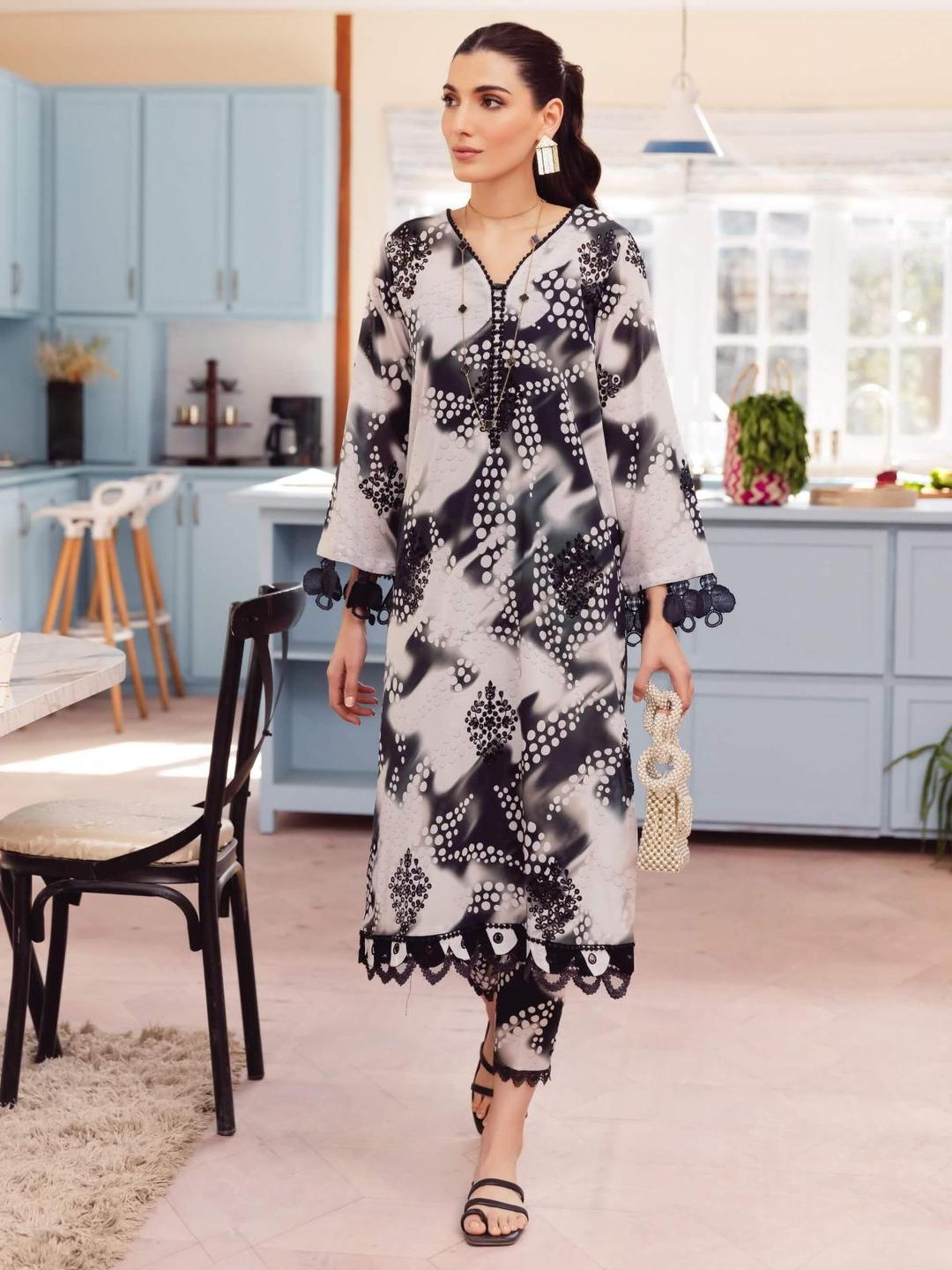 3 Pcs Women's Unstitched Khaddar Printed Suit