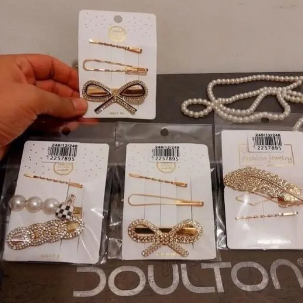 Golden And White Fancy Beads Clips And Pins , 1 Card, 3 Pins