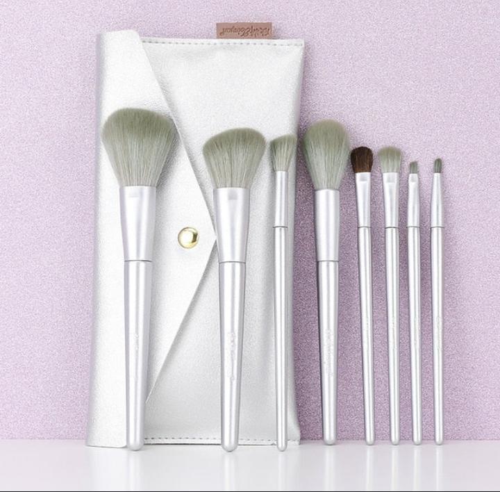 7 Pcs High Quality Makeup Brushes Set With Pouch