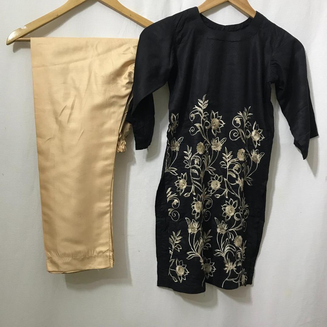 2 Pcs Girl's Arabic Lawn Embroidered Kurta And Trouser