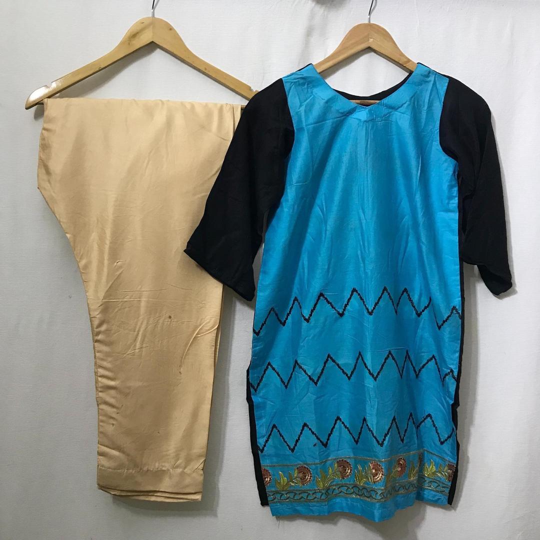 2 Pcs Girl's Arabic Lawn Embroidered Kurta And Trouser