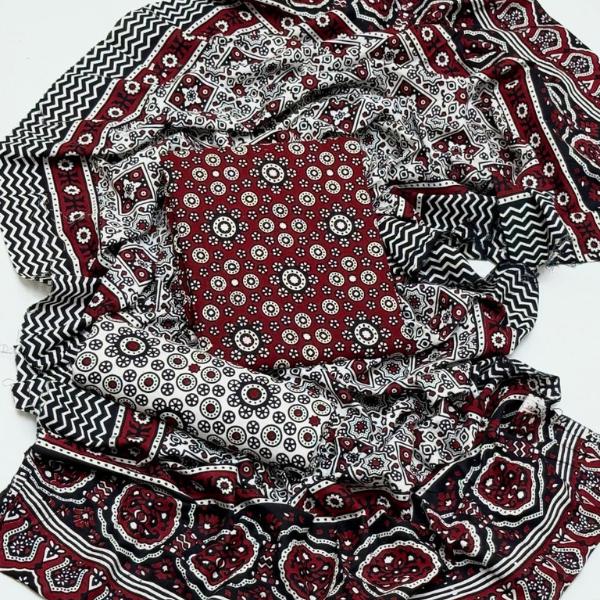 3 Pcs Women's Unstitched Printed Suit