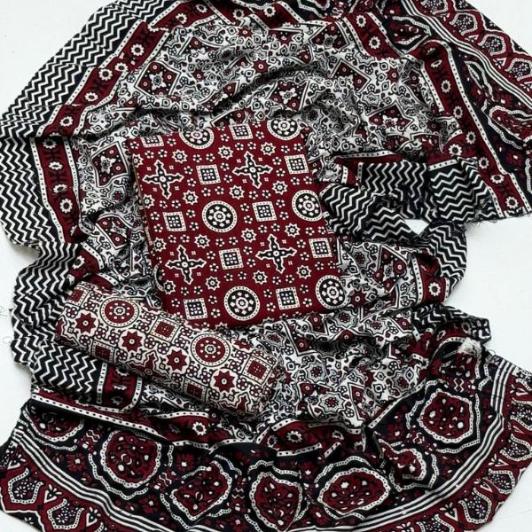 3 Pcs Women's Unstitched Printed Suit