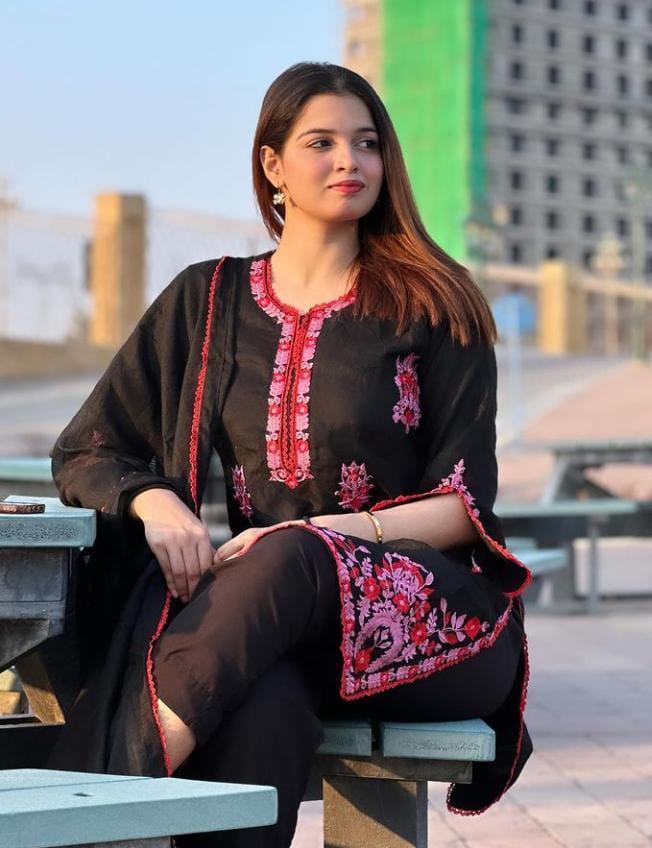 3 Pcs Women's Unstitched Lawn Embroidered Suit