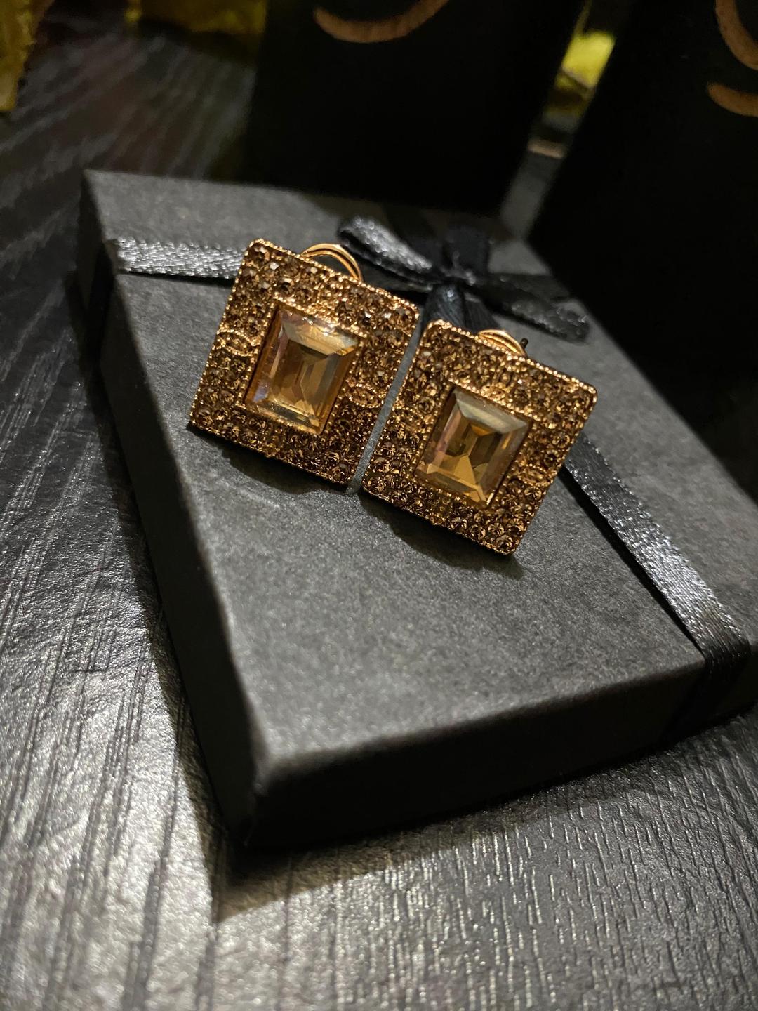 Modern Design Artificial Stones Studs