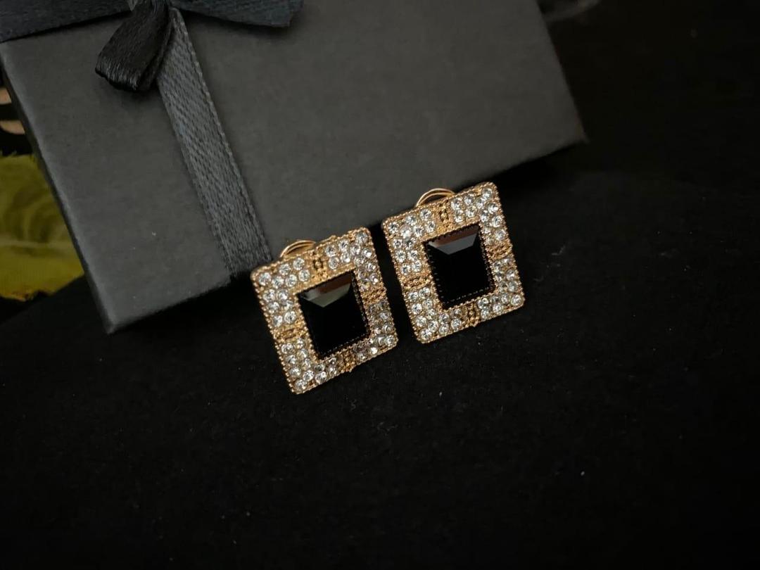 Modern Design Artificial Stones Studs