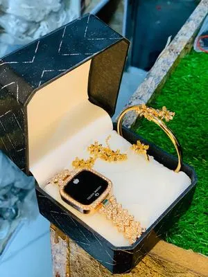 Chic Women's Digital Watch - 1 Pc with Stylish Chain Strap and Golden Finish