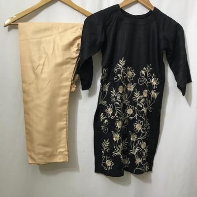 2 Pcs Girl's Arabic Lawn Embroidered Kurta And Trouser