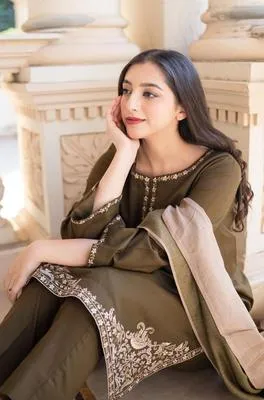 Green Embroidered Women's Lawn Suit 3 Pcs Set thumbnail 2