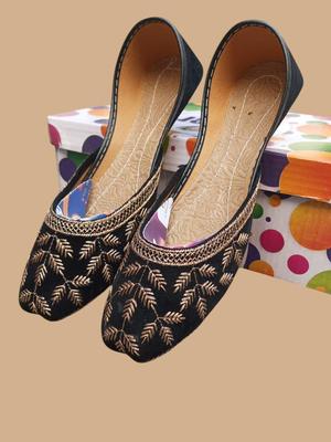 Stylish Velvet Women's Khussa - 1 Pair with Elegant Thread Work